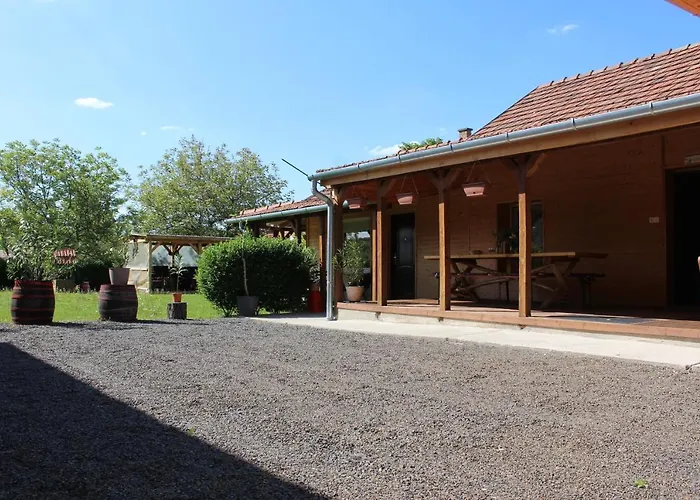 Zimmer Feri Vendeghaz 게스트하우스 *